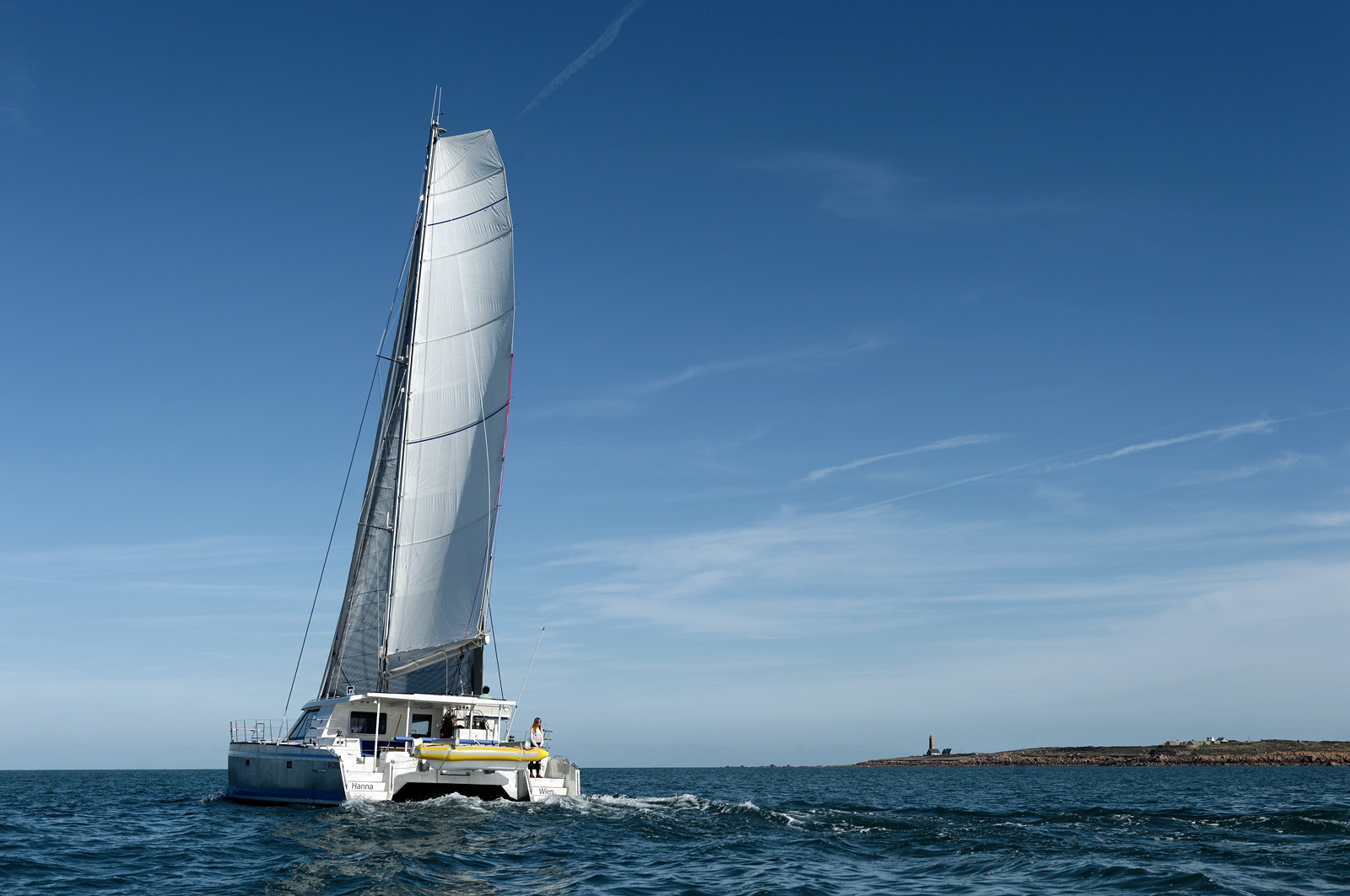 La rade de Cherbourg-en-Cotentin, qui figure parmi les plus grandes rades atificielles au monde, offre aux passionnés, débutants ou confirmés, la possibilité de pratiquer voile, aviron de mer, surf, kayak, ski nautique, funboard, plongée, kitesurf, waveski…