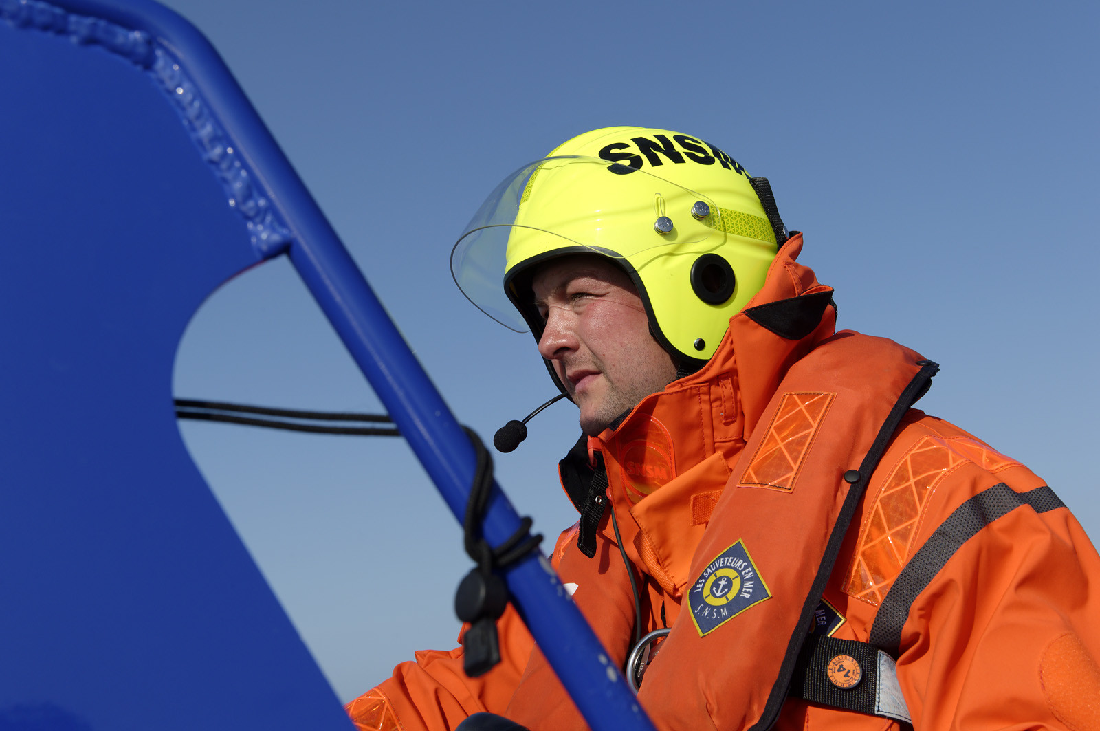 La société nationale de sauvetage en mer est une des expressions les plus abouties de la solidarité des gens de mer face aux drames et accidents maritimes à proximité de nos côtes.La SNSM actuelle est née en 1967, mais depuis plus d'un siècle et demi, des bénévoles issus du monde maritime professionnel et, de plus en plus désormais, d'autres milieux s'investissent localement pour apporter une aide irremplaçable aux usagers de la mer. Association reconnue d'utilité publique dont la mission première est le sauvetage des personnes en danger en mer, la SNSM exerce trois types d'activités : le sauvetage en mer proprement dit, la formation des nageurs sauveteurs saisonniers et la prévention des risques nautiques.Nous avons coutume de dire de nos équipages qu'ils donnent tout et ne prennent rien..sauf les risquesXavier de la Gorce , Président de la SNSM La société nationale de sauvetage en mer est une des expressions les plus abouties de la solidarité des gens de mer face aux drames et accidents maritimes à proximité de nos côtes.La SNSM actuelle est née en 1967, mais depuis plus d'un siècle et demi, des bénévoles issus du monde maritime professionnel et, de plus en plus désormais, d'autres milieux s'investissent localement pour apporter une aide irremplaçable aux usagers de la mer. Association reconnue d'utilité publique dont la mission première est le sauvetage des personnes en danger en mer, la SNSM exerce trois types d'activités : le sauvetage en mer proprement dit, la formation des nageurs sauveteurs saisonniers et la prévention des risques nautiques.Nous avons coutume de dire de nos équipages qu'ils donnent tout et ne prennent rien..sauf les risquesXavier de la Gorce , Président de la SNSM