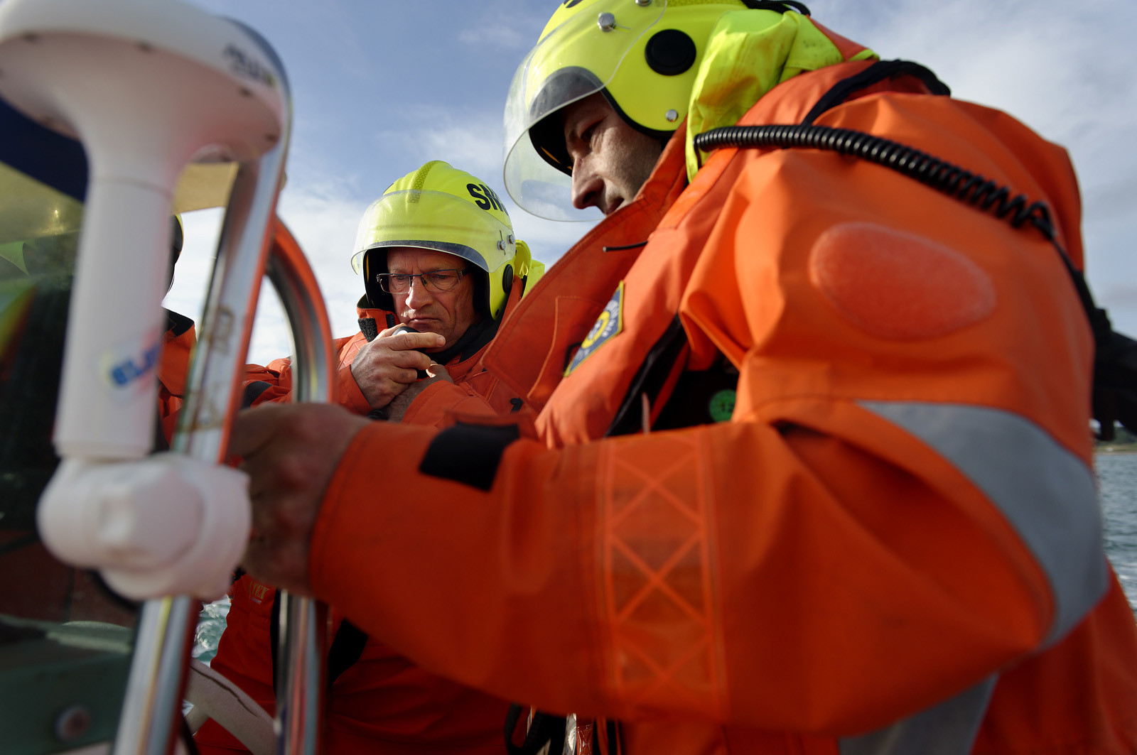 La société nationale de sauvetage en mer est une des expressions les plus abouties de la solidarité des gens de mer face aux drames et accidents maritimes à proximité de nos côtes.La SNSM actuelle est née en 1967, mais depuis plus d'un siècle et demi, des bénévoles issus du monde maritime professionnel et, de plus en plus désormais, d'autres milieux s'investissent localement pour apporter une aide irremplaçable aux usagers de la mer. Association reconnue d'utilité publique dont la mission première est le sauvetage des personnes en danger en mer, la SNSM exerce trois types d'activités : le sauvetage en mer proprement dit, la formation des nageurs sauveteurs saisonniers et la prévention des risques nautiques.Nous avons coutume de dire de nos équipages qu'ils donnent tout et ne prennent rien..sauf les risquesXavier de la Gorce , Président de la SNSM La société nationale de sauvetage en mer est une des expressions les plus abouties de la solidarité des gens de mer face aux drames et accidents maritimes à proximité de nos côtes.La SNSM actuelle est née en 1967, mais depuis plus d'un siècle et demi, des bénévoles issus du monde maritime professionnel et, de plus en plus désormais, d'autres milieux s'investissent localement pour apporter une aide irremplaçable aux usagers de la mer. Association reconnue d'utilité publique dont la mission première est le sauvetage des personnes en danger en mer, la SNSM exerce trois types d'activités : le sauvetage en mer proprement dit, la formation des nageurs sauveteurs saisonniers et la prévention des risques nautiques.Nous avons coutume de dire de nos équipages qu'ils donnent tout et ne prennent rien..sauf les risquesXavier de la Gorce , Président de la SNSM