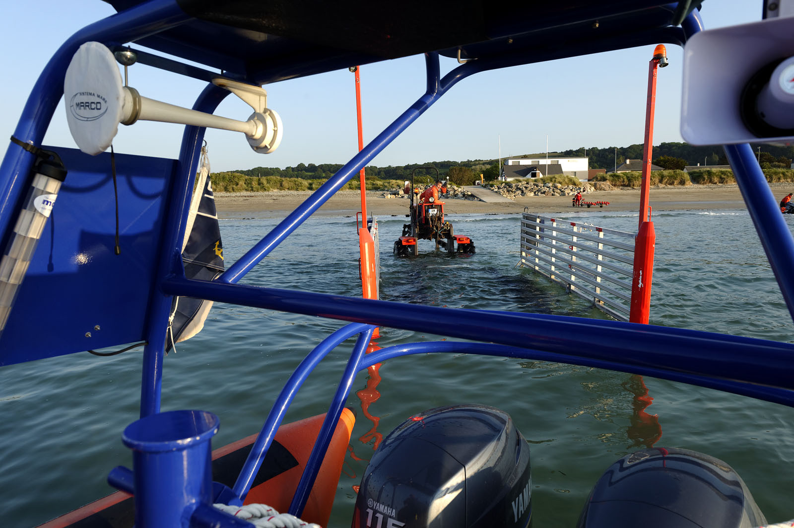La société nationale de sauvetage en mer est une des expressions les plus abouties de la solidarité des gens de mer face aux drames et accidents maritimes à proximité de nos côtes.La SNSM actuelle est née en 1967, mais depuis plus d'un siècle et demi, des bénévoles issus du monde maritime professionnel et, de plus en plus désormais, d'autres milieux s'investissent localement pour apporter une aide irremplaçable aux usagers de la mer. Association reconnue d'utilité publique dont la mission première est le sauvetage des personnes en danger en mer, la SNSM exerce trois types d'activités : le sauvetage en mer proprement dit, la formation des nageurs sauveteurs saisonniers et la prévention des risques nautiques.Nous avons coutume de dire de nos équipages qu'ils donnent tout et ne prennent rien..sauf les risquesXavier de la Gorce , Président de la SNSM La société nationale de sauvetage en mer est une des expressions les plus abouties de la solidarité des gens de mer face aux drames et accidents maritimes à proximité de nos côtes.La SNSM actuelle est née en 1967, mais depuis plus d'un siècle et demi, des bénévoles issus du monde maritime professionnel et, de plus en plus désormais, d'autres milieux s'investissent localement pour apporter une aide irremplaçable aux usagers de la mer. Association reconnue d'utilité publique dont la mission première est le sauvetage des personnes en danger en mer, la SNSM exerce trois types d'activités : le sauvetage en mer proprement dit, la formation des nageurs sauveteurs saisonniers et la prévention des risques nautiques.Nous avons coutume de dire de nos équipages qu'ils donnent tout et ne prennent rien..sauf les risquesXavier de la Gorce , Président de la SNSM